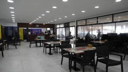 Ürkmez Sosyal Tesisi: Yazın Sahil Keyfi, Kışın Konforlu Ortam