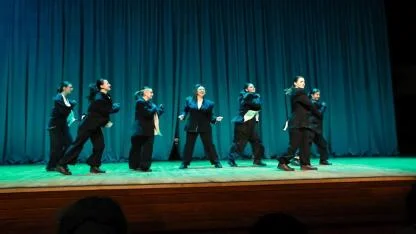 Yasemin Sakallıoğlu, İzmirlileri kahkahaya boğdu