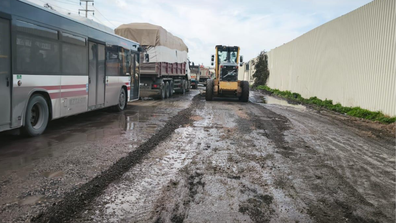 Büyükşehir, aşırı yağış sonrası kapanan yolları bir bir açıyor