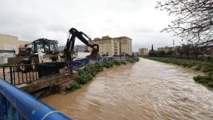 Büyükşehir ekipleri sağanak yağış nedeniyle seferber oldu