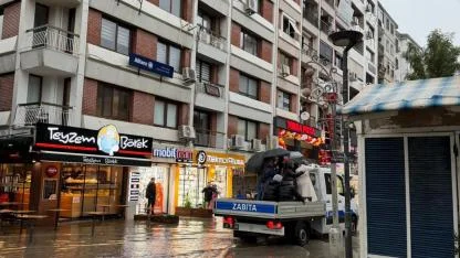 Büyükşehir’in zabıtası İzmirliyi sırtında taşıdı