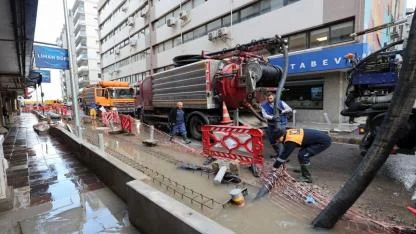 İzmir Büyükşehir Belediyesi sahada: 412 iş makinesi ve 1365 personel görevde