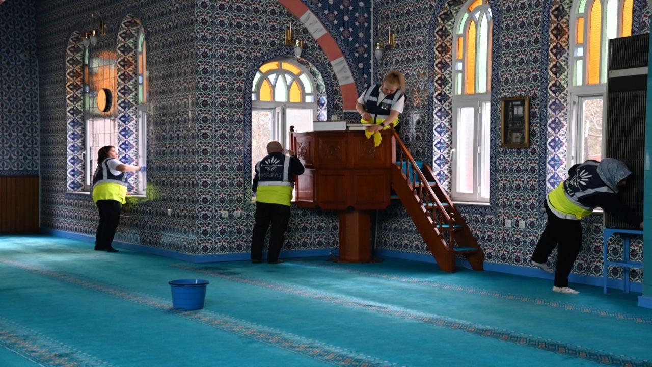 Karabağlar’da Camilere Ramazan Temizliği