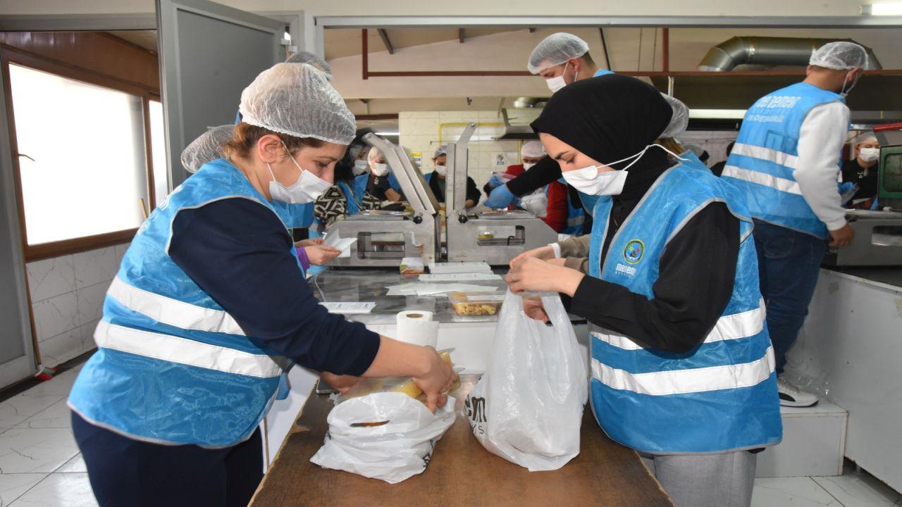 Menemen Belediyesi Aşevi’nden her gün 10 bin kişiye yemek
