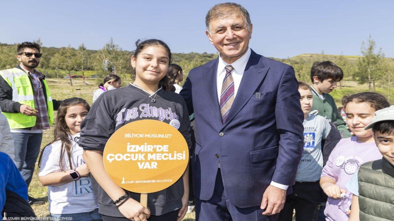 Başkan Tugay çocuklara verdiği sözü tuttu, fidanlar toprakla buluştu