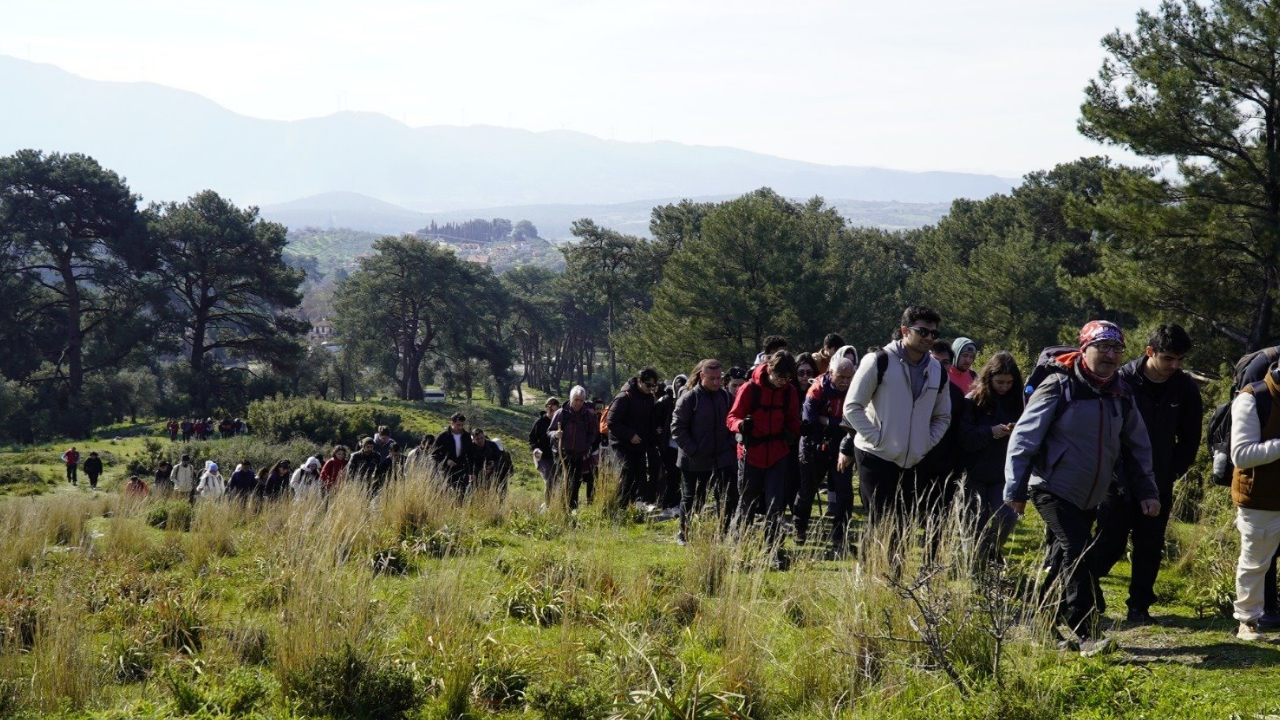 Gençler baharı Efes-Mimas Yolu’nda doğayla karşıladı