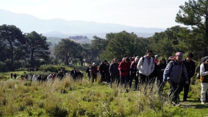 Gençler baharı Efes-Mimas Yolu’nda doğayla karşıladı