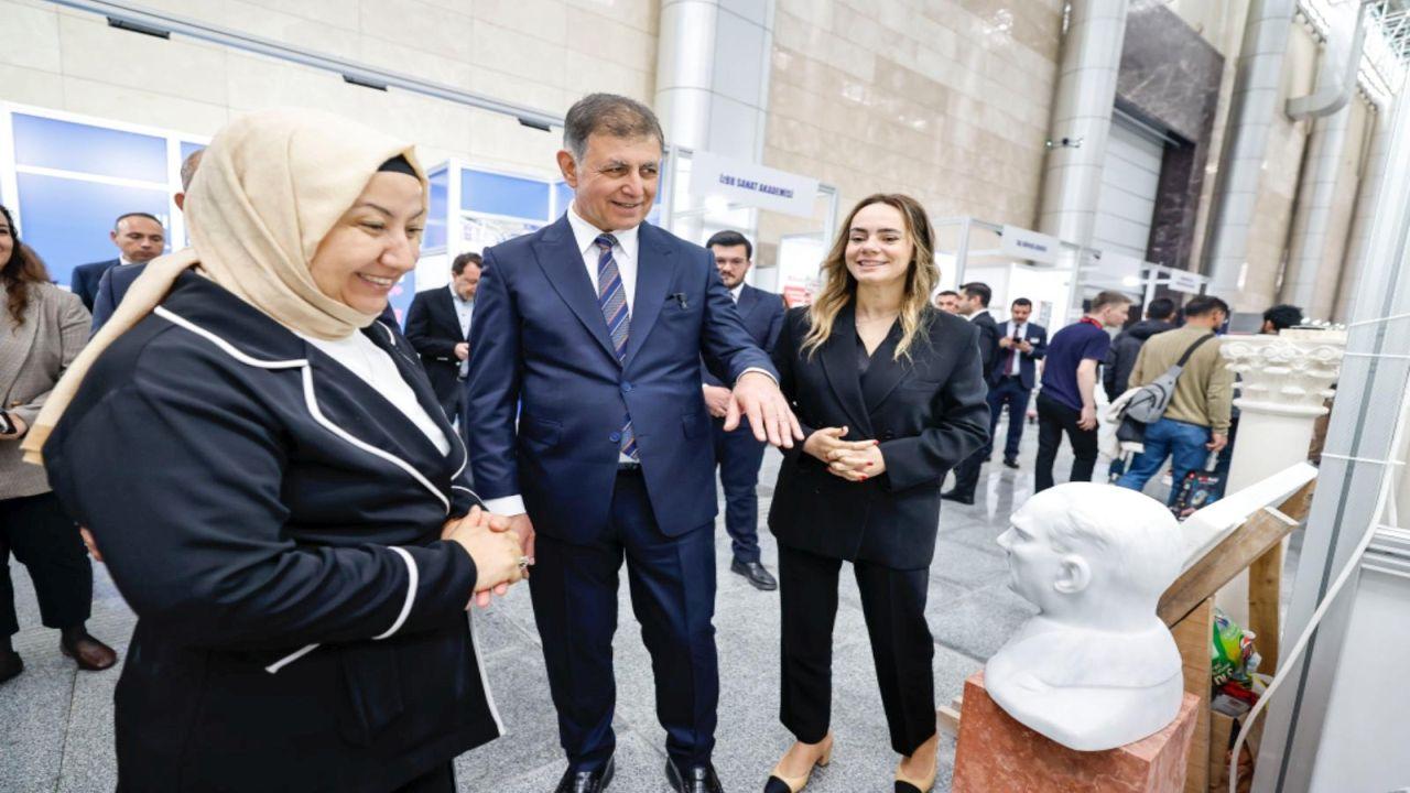 Doğal taşın kalbi İzmir’de atıyor