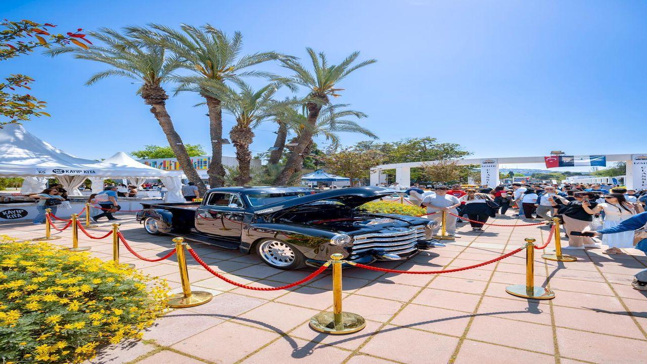 Klasik Otomobil Sergisi ziyaretçilerini zaman yolculuğuna çıkardı