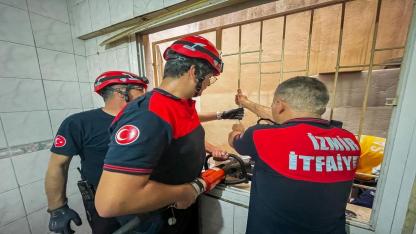 Apartman boşluğuna düşen vatandaş, itfaiye ekipleri tarafından kurtarıldı