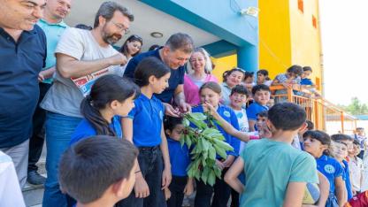 Başkan Tugay’dan Kirazlı çocuklara karne hediyesi