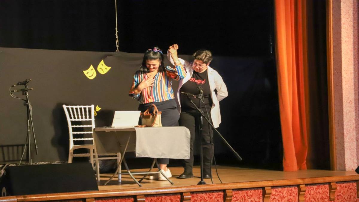 Alayına Makara Tiyatrosu Bayındır’da Gülmekten Kırdı Geçirdi