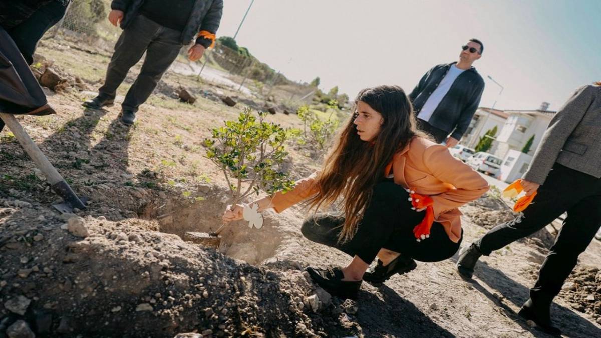 Çeşme’de 411 fidan, binlerce adım, tek bir söz: “İstanbul Sözleşmesi yaşatır”