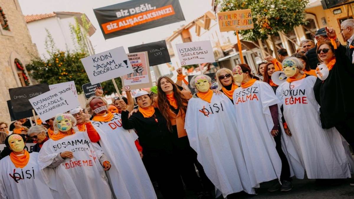 Çeşme’de 411 fidan, binlerce adım, tek bir söz: “İstanbul Sözleşmesi yaşatır”